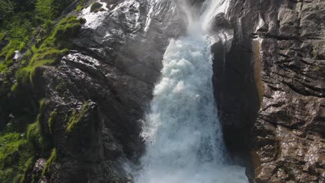 Vuelo-Cinematográfico-En-Una-Cascada-En-Los-Alpes