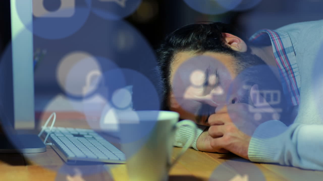 노트북과 함께 책상에서 자고 있는 백인 남성 위의 기술 아이콘의 애니메이션