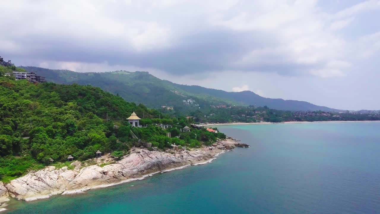 Cảnh bay trên không qua đảo nhiệt đới và biển