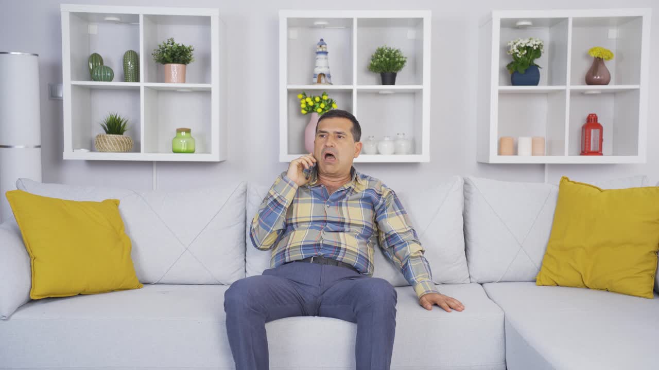 ⁇ 은이가 전화로 나쁜 소식을 듣고 있어 불행해