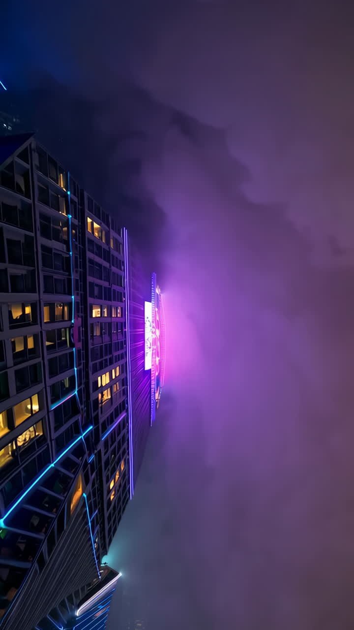 Grattacielo moderno di notte con nebbia