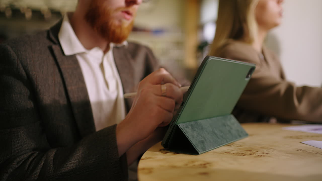 reunión de negocios con el equipo y la tableta