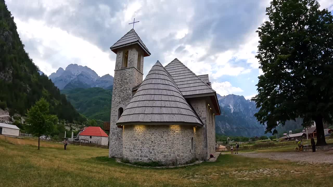Immagini di una chiesa in pietra in un paesaggio montuoso