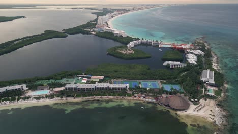Luftaufnahme-Der-Hotelzone-In-Cancun,-Mexiko,-Riviera-Maya,-Urlaubsziel