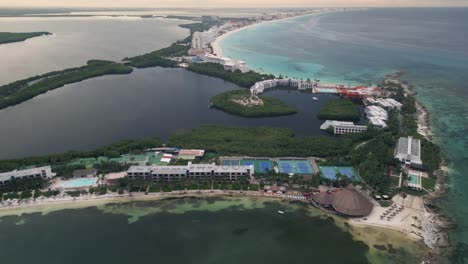 aerial de la zona hotelera en cancún méxico riviera maya destino de vacaciones de viaje