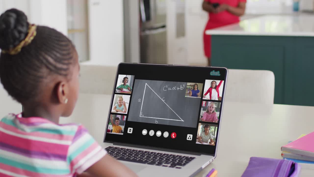 composición de una chica afroamericana en una computadora portátil aprendiendo matemáticas en línea