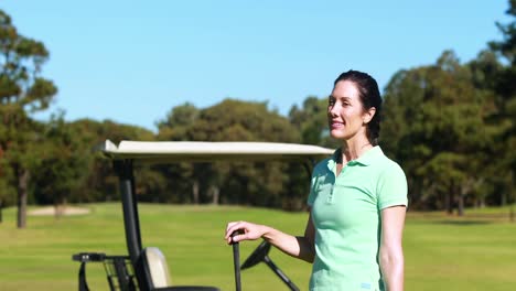 Glückliche-Golfspielerin,-Die-Golf-Spielt