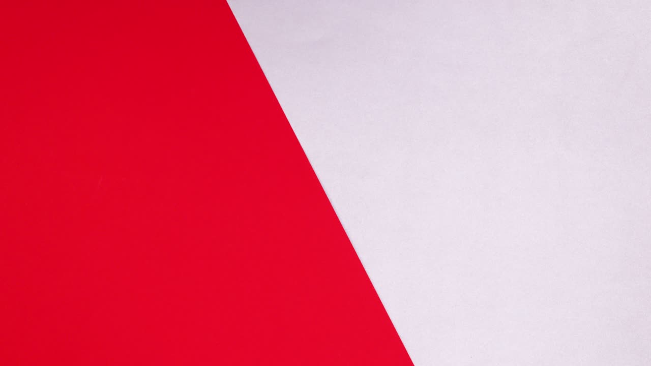 конверт с датой счастливого валентина, подарок и ленты появляются с правой стороны.