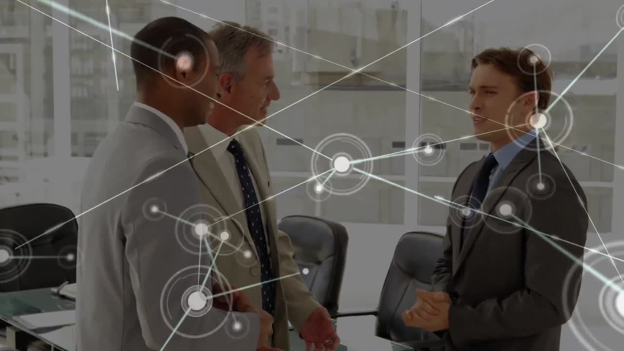 Animazione di una rete di connessioni con icone su diverse persone d'affari in ufficio.