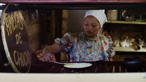 mujer cocinando comida latina