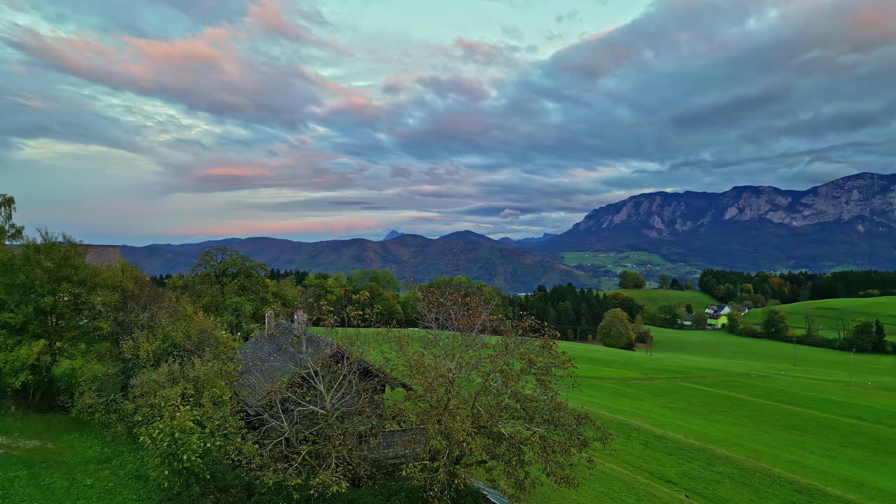 wunderschöne luftaufnahme eines dorfes in der nähe des attersee in den österreichischen alpen - österreichische sommerflugbilder