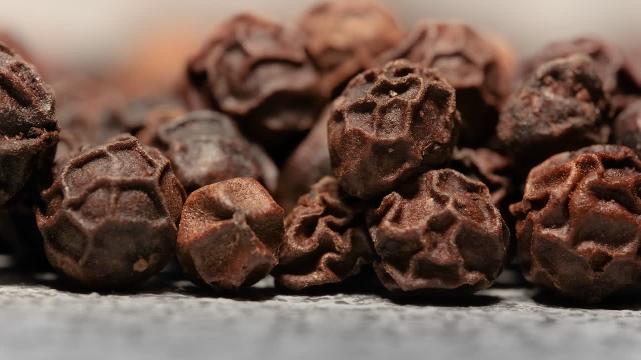 primer plano de granos de pimienta negra