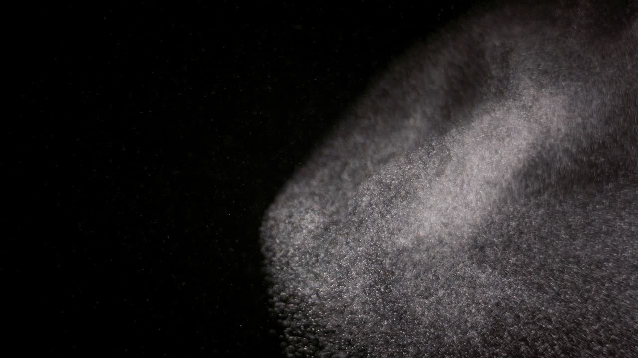 polvo aislado sobre un fondo negro