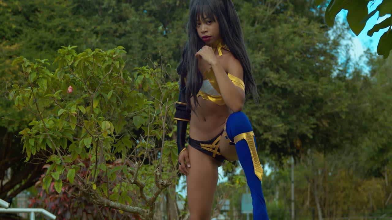 una mujer joven sexy haciendo una pose en un disfraz de anime cosplay diosa ishtar
