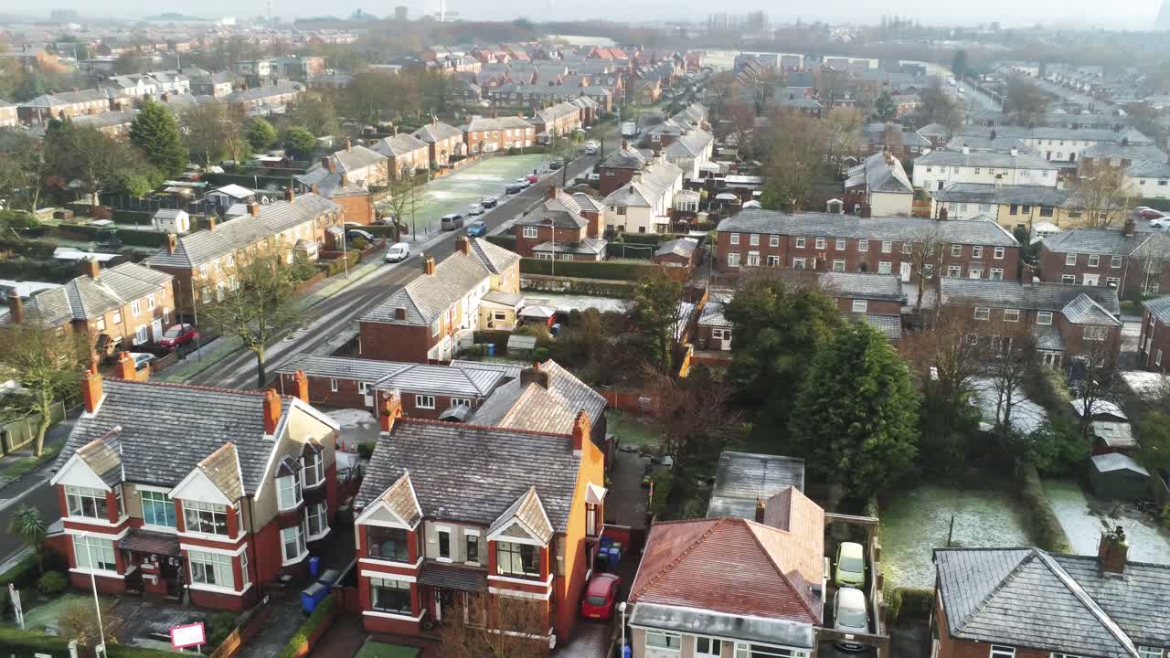 Vista aerea di tetti di un quartiere residenziale cittadino, bianchi e gelidi d'inverno, carrello a sinistra