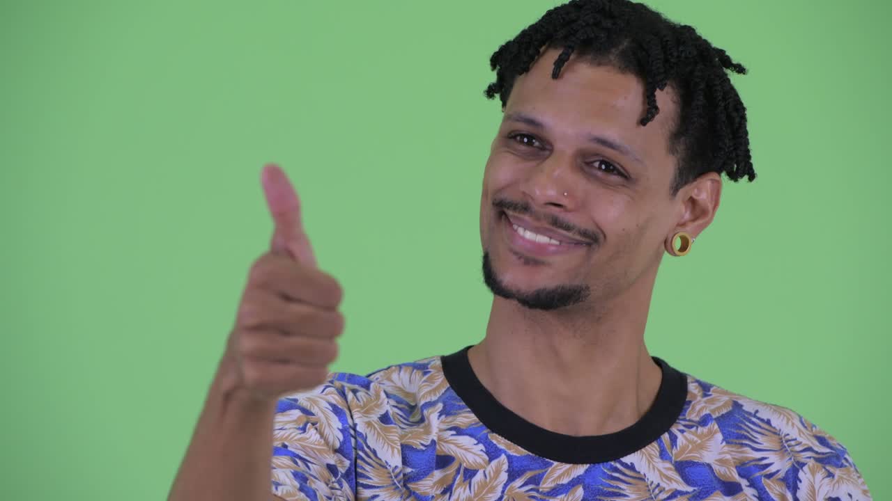 joven y guapo hombre africano con dreadlocks