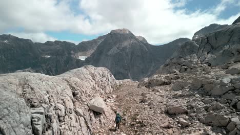 Persona-Caminando-Mientras-El-Dron-Pasa-Y-Te-Permite-Ver-Un-Gran-Valle-Remoto