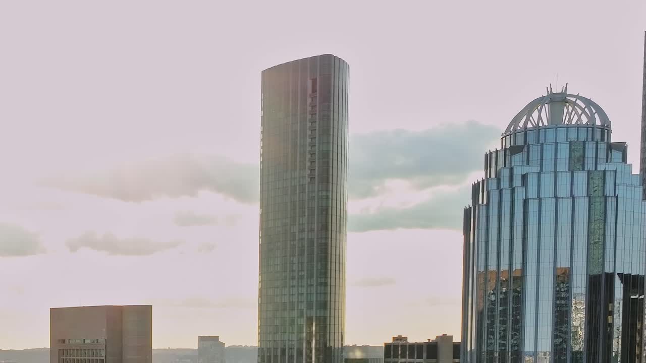 Vista dall'alto di alti edifici in una città durante il giorno