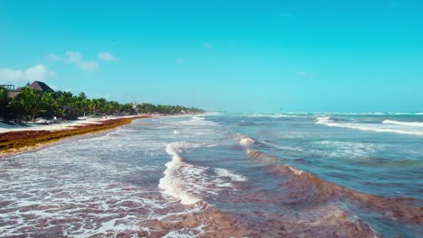 Vista-Aérea-De-Drones-Volando-Sobre-Olas-De-Agua-Turquesa-De-Marea-Alta-Rompiendo-En-La-Orilla-De-La-Playa-Tropical