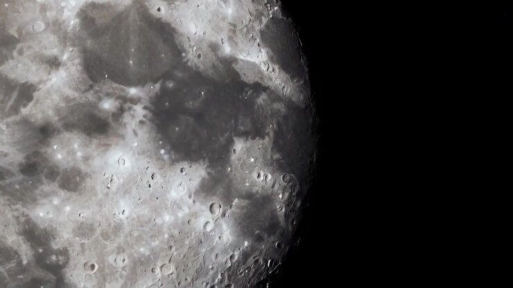 Vista em Close-up da Superfície da Lua no Espaço