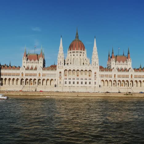 Edificio-Del-Parlamento-De-Hungría-Al-Atardecer-3