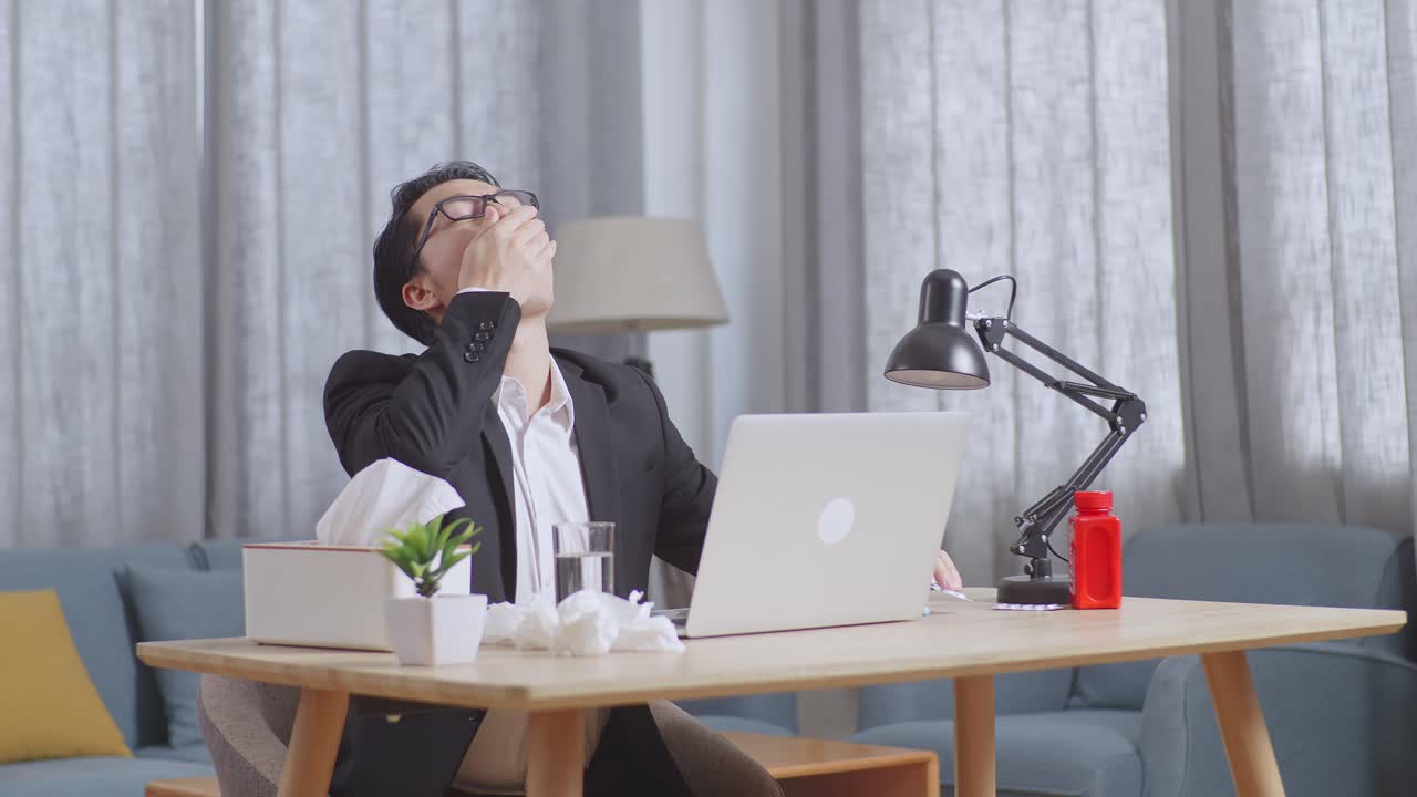 아픈 동안 집에서 일하는 남자