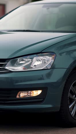 primer plano del frente de un volkswagen polo de color verde oscuro