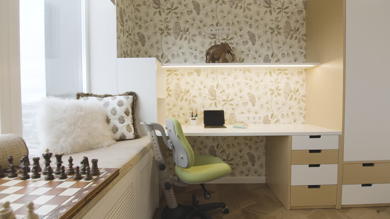 oficina en el hogar acogedora o habitación de estudio con asiento junto a la ventana