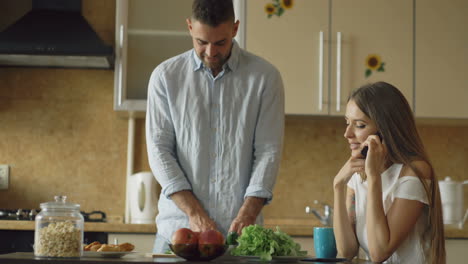 una pareja cocinando juntos.