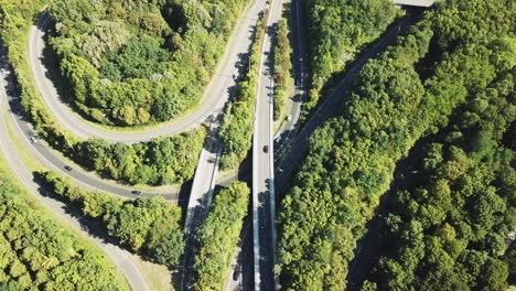 Fliegen-über-Ein-Autobahnkreuz-In-Frankfurt-Am-Main,-Deutschland,-Kamera-Nach-Unten