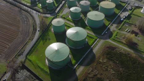 vista aérea de tanques de almacenamiento de aceite redondos de acero, servicios de almacenamiento y manejo de productos derivados del petróleo