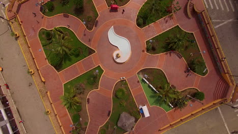 un dron giratorio en aumento disparó sobre una fuente del parque en el centro de la ciudad de ecuador