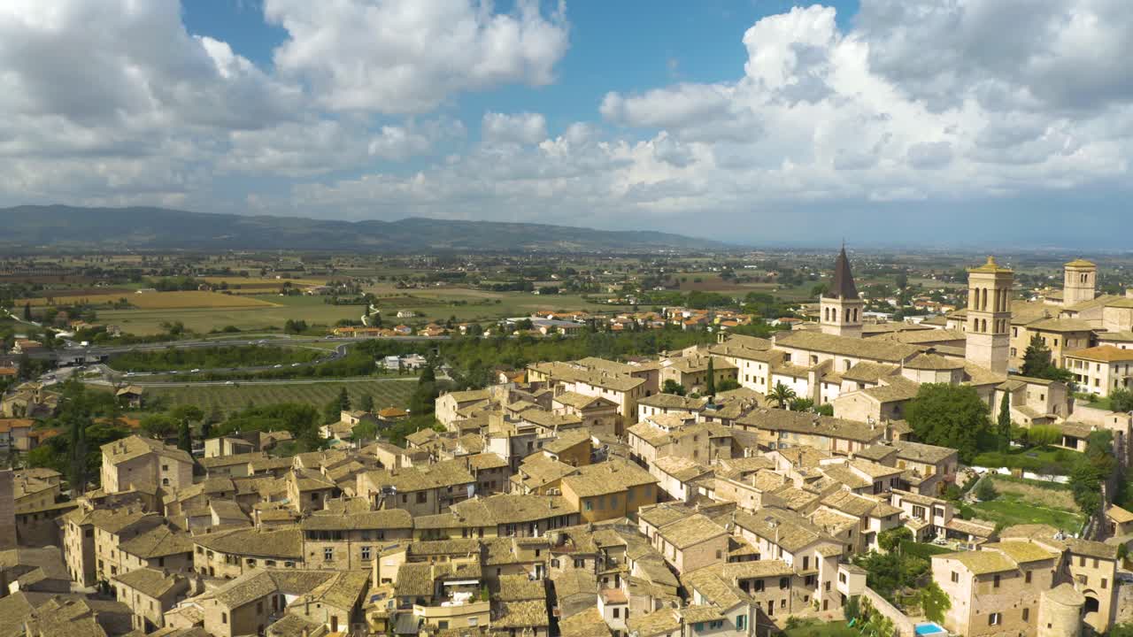 Drone vola sopra Spello, Italia in una classica giornata estiva