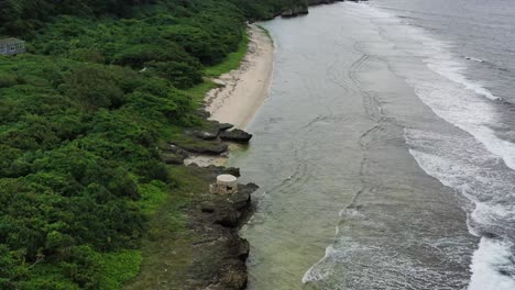 Drone-Aéreo-Volando-Hacia-Adelante-A-Lo-Largo-De-La-Costa-Con-Olas-Oceánicas-Golpeando-La-Costa-Rocosa-En-La-Isla-Xiaoliuqiu-Lambai,-Condado-De-Pingtung,-Taiwán