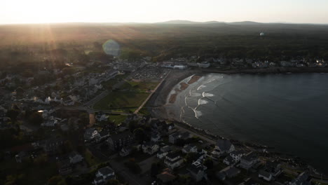 Imágenes-Aéreas-Escénicas-De-La-Playa-De-Arena-Corta-En-York,-Maine