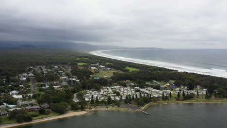 Luftdrohnenaufnahme-Um-Shoalhaven-Heads-Und-Caravan-Park-An-Einem-Stürmischen-Tag-An-Der-Südküste-Von-New-South-Wales,-Australien