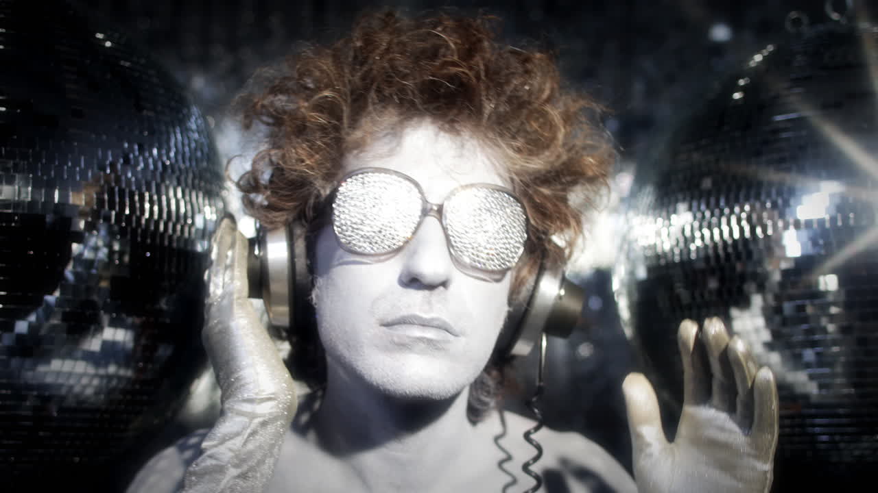 hombre plateado 4k 03