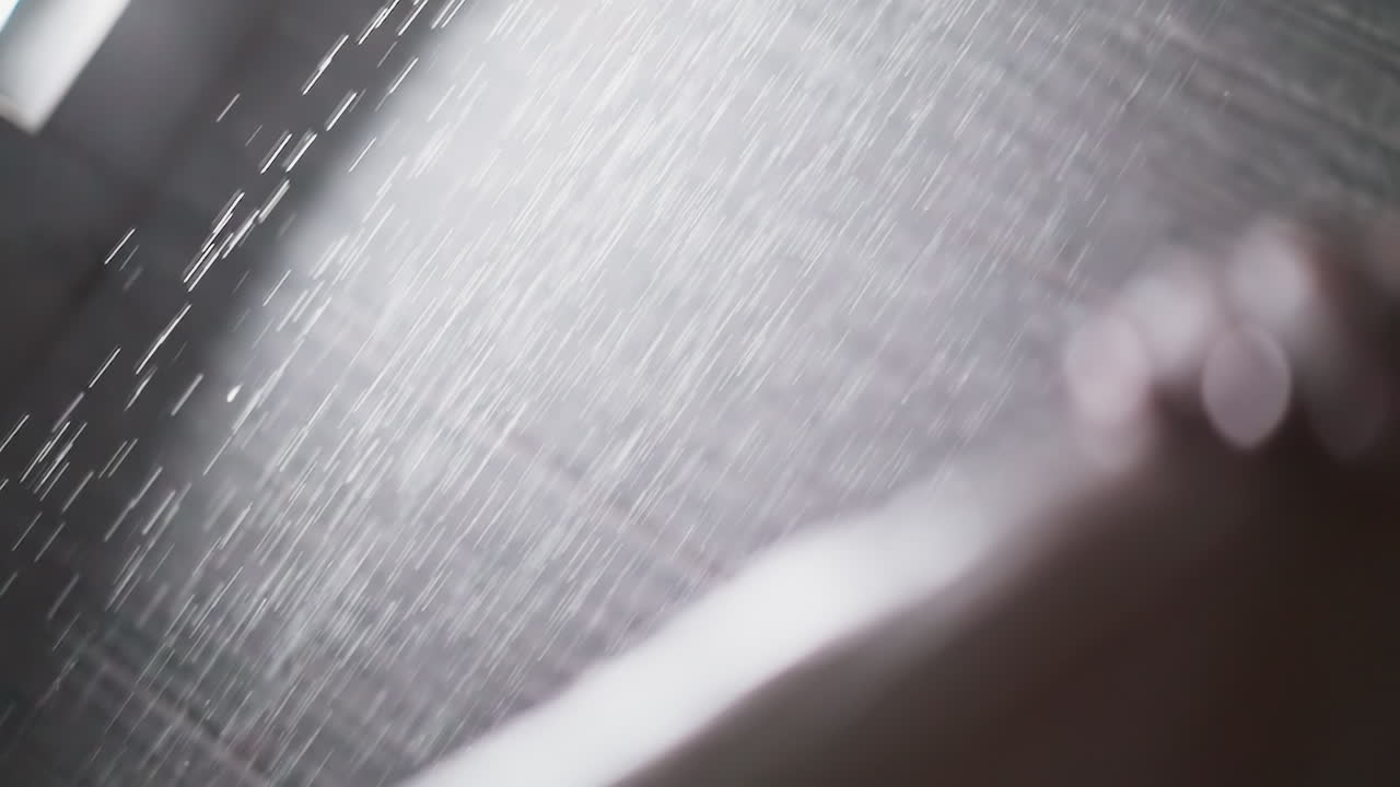 샤워가 흘러내리고 화장실에서 흐릿한 여성의 시야가 아져 나옵니다. 신선한 스프레이 제트는 샤워실에서 여자가 휴식을 취하는 동안 아래로 떨어집니다. 위생 일상