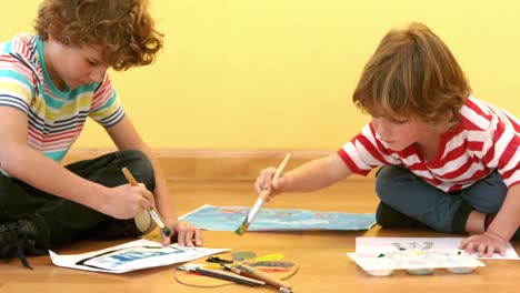 twee kleine jongens schilderen schilderijen