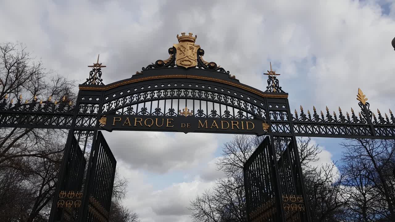el parque de recreación más famoso de madrid, el parque retiro.