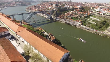 Vista-Panorámica-Aérea-Del-Paisaje-Urbano-De-Oporto-Que-Muestra-El-Paseo-Marítimo-De-Ribeira,-Portugal