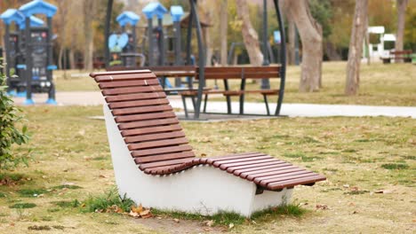 un banco de madera moderno en un parque