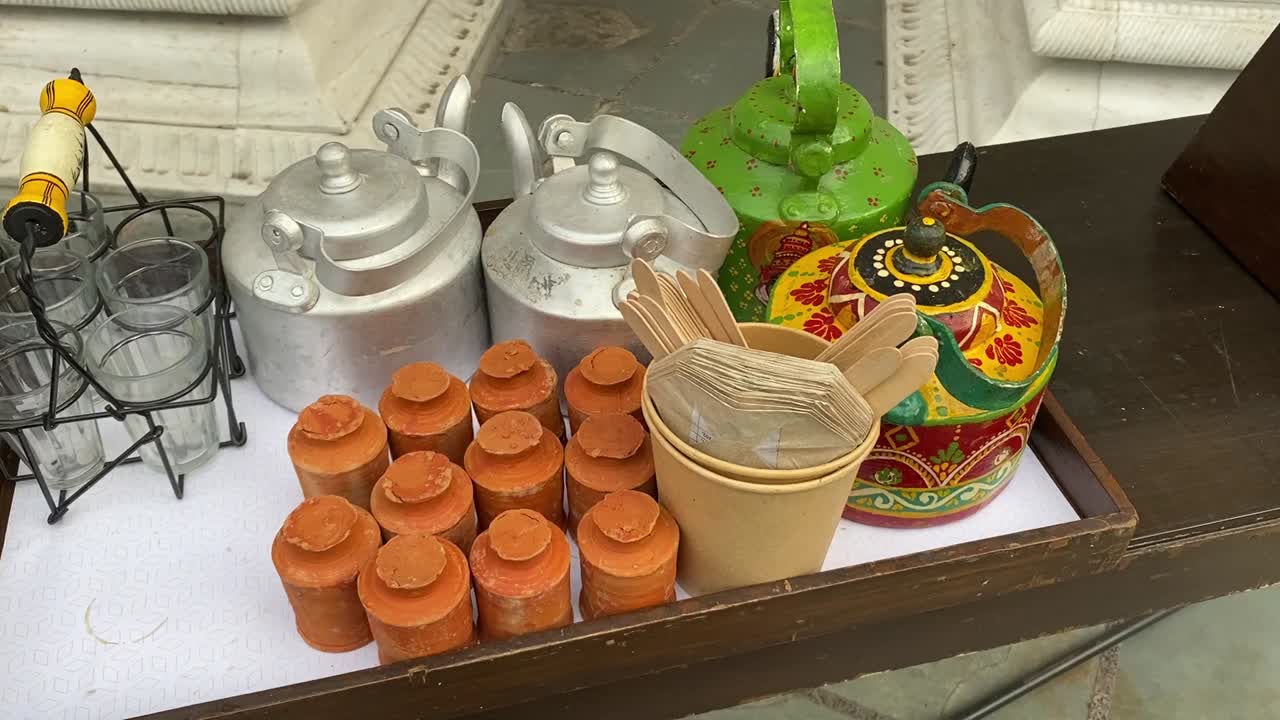 인도 마살라 차 (masala chai) 또는 전통적인 컵의 차, 어두운 나무 바탕에 케틀, 향신료 및 차 잎이 있습니다.