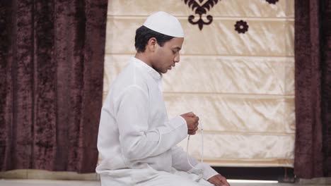 Indian-man-praying-to-Allah-using-praying-beads