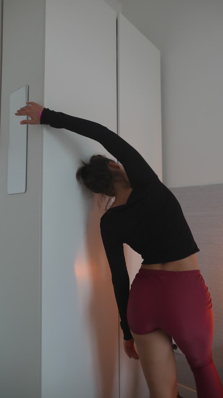 Mulher se alongando em um quarto