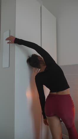 mujer estirándose en un dormitorio