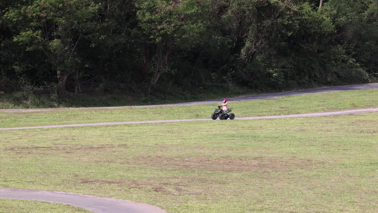 트레일 에 atv 를 타고 있는 여러 사람 들