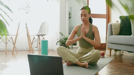 mujer, portátil y yoga en relajarse para la clase en línea