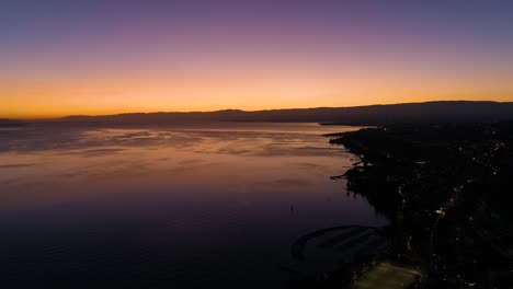 Hiperlapso-A-Lo-Largo-De-La-Orilla-Del-Lago-Léman-Con-Hermosos-Colores-De-Puesta-De-Sol-Lutry,-Lavaux---Suiza