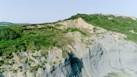 Acercamiento-Aéreo-Sobre-Acantilados-En-La-Costa-Británica,-En-Un-Día-Soleado